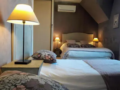 Un ou plusieurs lits dans un hébergement de l'établissement Logis Hotel Le Relais du Quercy