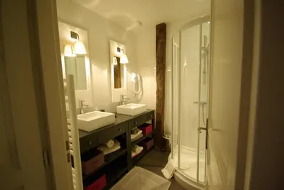 Salle de bains dans l'établissement Logis Hotel Le Relais du Quercy