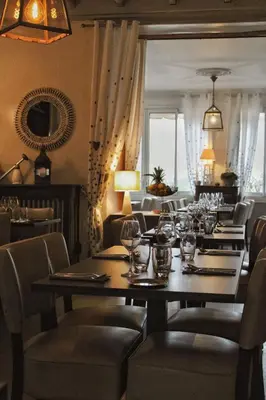 Coin salon dans l'établissement Logis Hotel Le Relais du Quercy