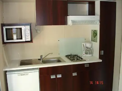 Cuisine ou kitchenette dans l'établissement Camping La Clé des Champs