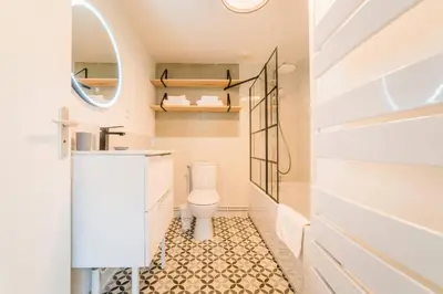 Salle de bains dans l'établissement Les Collines de Sainte-Féréole