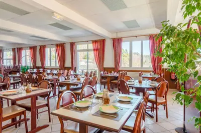 Restaurant ou autre lieu de restauration dans l'établissement Azureva Club Murol