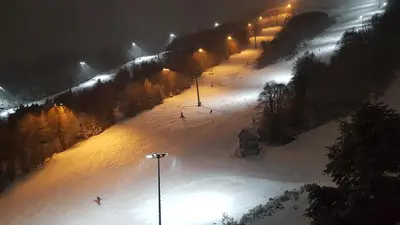 L'établissement Studio-cabine au pied des pistes à Super Besse en hiver