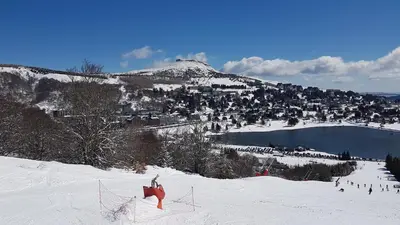 L'établissement Studio-cabine au pied des pistes à Super Besse en hiver