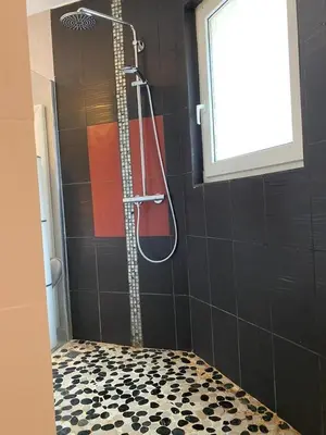Salle de bains dans l'établissement Domaine de la Palle