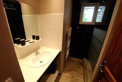 Salle de bains dans l'établissement Appartement Charlannes