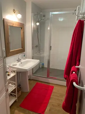Salle de bains dans l'établissement Domaine de Montmery sa piscine son jardin ses espaces