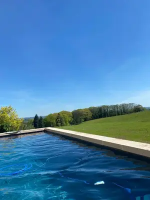 Piscine de l'établissement Domaine de Montmery sa piscine son jardin ses espaces ou située à proximité