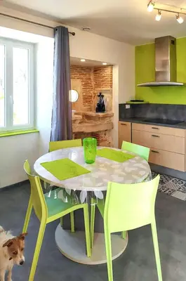 Cuisine ou kitchenette dans l'établissement Maison charmante avec piscine à Loupiac