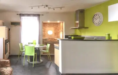 Cuisine ou kitchenette dans l'établissement Maison charmante avec piscine à Loupiac