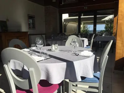 Restaurant ou autre lieu de restauration dans l'établissement Logis Hôtel le Relais du Bas Limousin