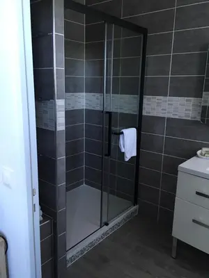 Salle de bains dans l'établissement Logis Hôtel le Relais du Bas Limousin