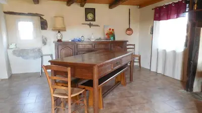 Cuisine ou kitchenette dans l'établissement GITE AMOUROUX