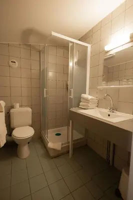 Salle de bains dans l'établissement Gîte-Hôtel Le P'tit Cham