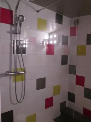 Salle de bains dans l'établissement Logis Hotel Les Gravades Ussel