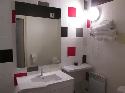 Salle de bains dans l'établissement Logis Hotel Les Gravades Ussel