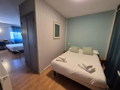 Un ou plusieurs lits dans un hébergement de l'établissement Logis Hotel Les Gravades Ussel