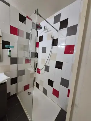 Salle de bains dans l'établissement Logis Hotel Les Gravades Ussel