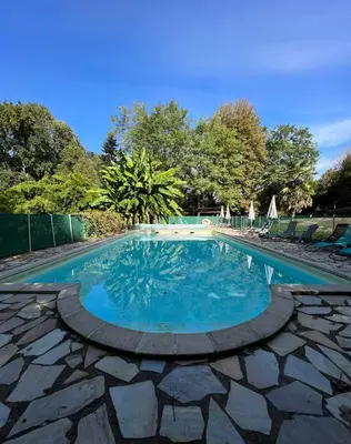 Piscine de l'établissement Le Pavillon de St Agnan ou située à proximité