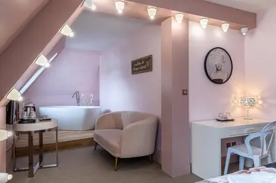 Un ou plusieurs lits dans un hébergement de l'établissement Le Bailliage Hôtel & Spa