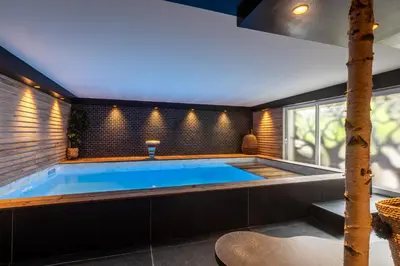 Piscine de l'établissement Le Bailliage Hôtel & Spa ou située à proximité