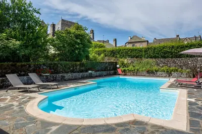 Piscine de l'établissement Le Bailliage Hôtel & Spa ou située à proximité