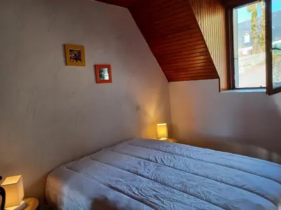 Un ou plusieurs lits dans un hébergement de l'établissement 2 hébergements différents 1 gîte avec deux chambres et 1 chambre d'hôtes avec salon privé