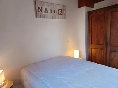 Un ou plusieurs lits dans un hébergement de l'établissement 2 hébergements différents 1 gîte avec deux chambres et 1 chambre d'hôtes avec salon privé