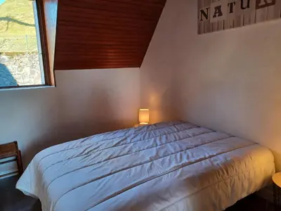 Un ou plusieurs lits dans un hébergement de l'établissement 2 hébergements différents 1 gîte avec deux chambres et 1 chambre d'hôtes avec salon privé