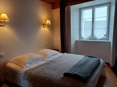 Un ou plusieurs lits dans un hébergement de l'établissement 2 hébergements différents 1 gîte avec deux chambres et 1 chambre d'hôtes avec salon privé