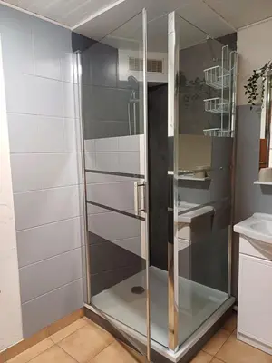 Salle de bains dans l'établissement 2 hébergements différents 1 gîte avec deux chambres et 1 chambre d'hôtes avec salon privé