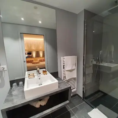 Salle de bains dans l'établissement Le Castelet