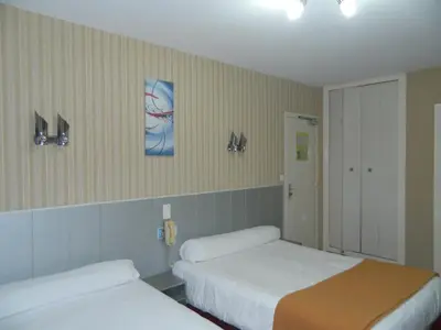 Un ou plusieurs lits dans un hébergement de l'établissement Logis Hôtel L'Elancèze