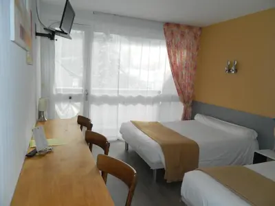 Un ou plusieurs lits dans un hébergement de l'établissement Logis Hôtel L'Elancèze