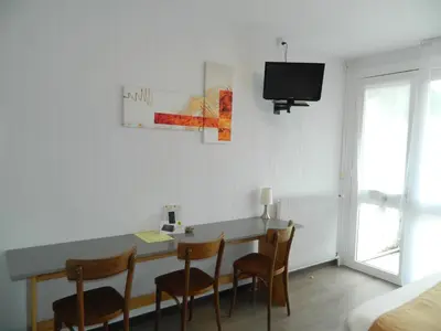 Télévision ou salle de divertissement dans l'établissement Logis Hôtel L'Elancèze