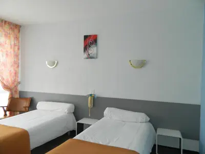 Un ou plusieurs lits dans un hébergement de l'établissement Logis Hôtel L'Elancèze