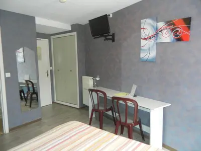 Télévision ou salle de divertissement dans l'établissement Logis Hôtel L'Elancèze