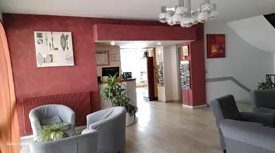 Coin salon dans l'établissement Logis Hôtel L'Elancèze