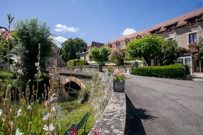 Jardin de l'établissement Logis Hotels - Auberge de l'Île - Hôtel 3 étoiles et Restaurant