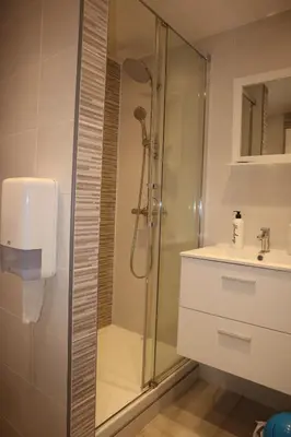 Salle de bains dans l'établissement Hotel - Bistro - Bar - PMU Le Bellerive