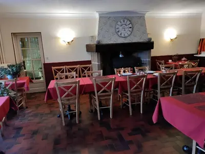 Télévision ou salle de divertissement dans l'établissement Hotel - Bistro - Bar - PMU Le Bellerive