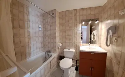 Salle de bains dans l'établissement Alti'Pic Hôtel