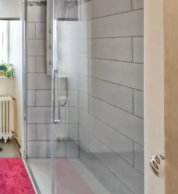 Salle de bains dans l'établissement Maison charmante à La Porcherie