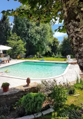 Piscine de l'établissement Maison charmante à La Porcherie ou située à proximité