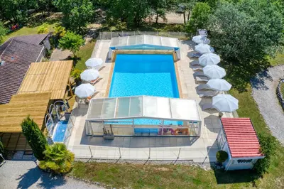 Piscine de l'établissement VILLAGE DE GITES LA TRUFFIERE ou située à proximité