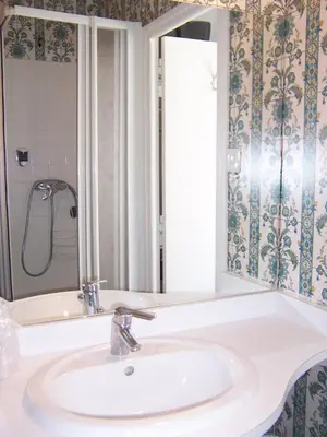 Salle de bains dans l'établissement Auberge Hôtel de Tournemire - Cantal