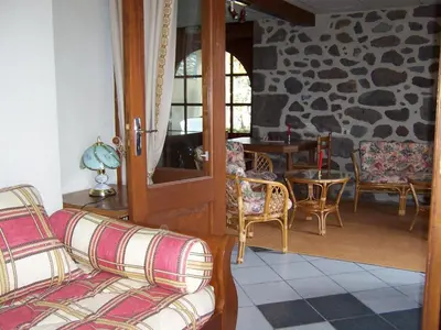 Coin salon dans l'établissement Auberge Hôtel de Tournemire - Cantal
