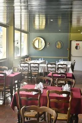 Restaurant ou autre lieu de restauration dans l'établissement Le Castel du Cantal Groupe Village Fani
