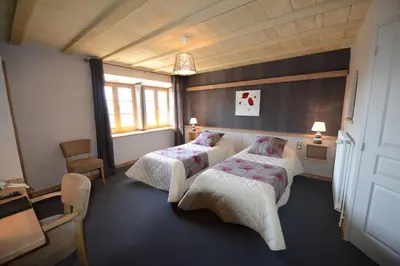 Un ou plusieurs lits dans un hébergement de l'établissement Logis Hôtel Restaurant & Spa les Remparts