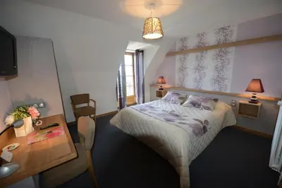 Un ou plusieurs lits dans un hébergement de l'établissement Logis Hôtel Restaurant & Spa les Remparts